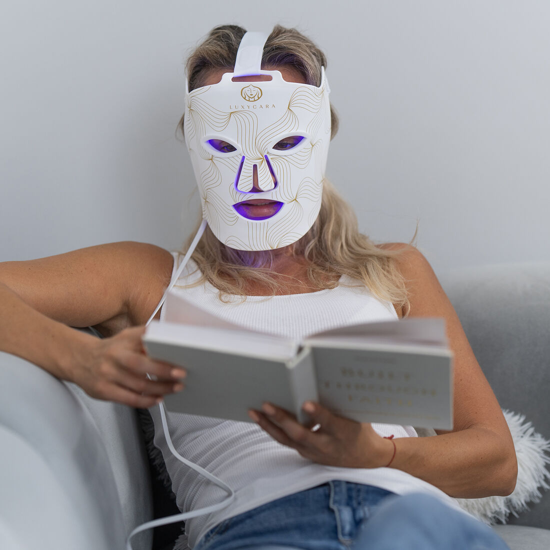 Woman relaxing in the Luxycara mask with blue light